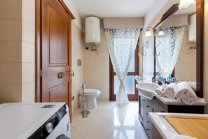 Deluxe Apartment | Bathroom | Separate tub and shower, hair dryer, towels, soap - La Casa di Tonina (Quartu Sant'Elena)