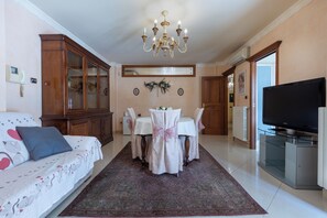 Appartamento Deluxe | Area soggiorno | TV a schermo piatto