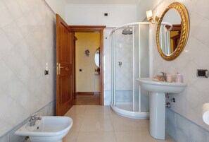 Exclusive-Apartment | Badezimmer | Badewanne und Dusche (separat), Haartrockner, Handtücher, Seife