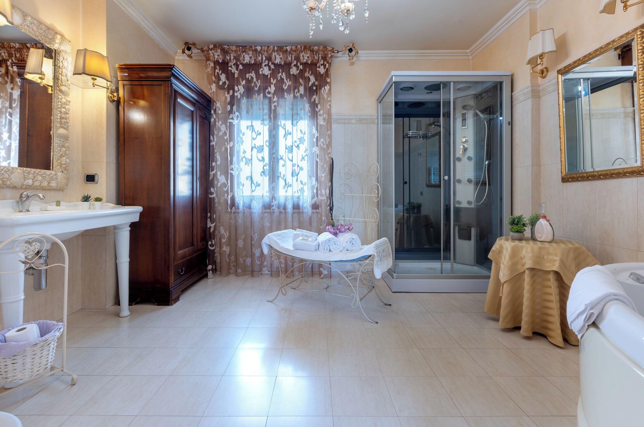 Exclusive Condo | Bilik Mandi | Tab mandi dan pancuran berasingan, pengering rambut, bidet 