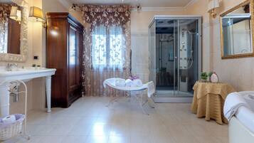 Exclusive Condo | Bilik Mandi | Tab mandi dan pancuran berasingan, pengering rambut, bidet
