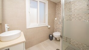 Ein Badezimmer mit Waschbecken, Toilette und Dusche.