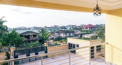 2 bedrooms apartment, 4 guests, Starlink WiFi, DSTV, Netflix, free parking