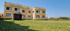 المنشأة من الخارج