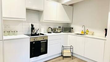 Apartemen | Dapur pribadi | Lemari es, microwave, oven, dan kompor