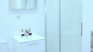 Apartment | Bathroom | Separate bathtub and shower, deep-soaking bathtub, hair dryer, towels