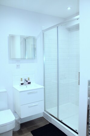 Apartamento | Banheiro | Banheira e chuveiro separados, banheira de imersão, secador de cabelo 