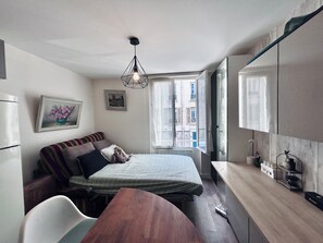 1 bedroom, desk, WiFi, bed sheets - Studio Chic near the Eiffel Tower (Paris)