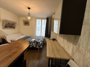 1 bedroom, desk, WiFi, bed sheets - Studio Chic near the Eiffel Tower (Paris)