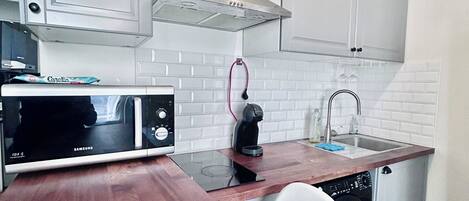 冷蔵庫、電子レンジ、オーブン、コンロ