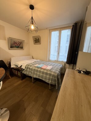 1 bedroom, desk, WiFi, bed sheets - Studio Chic near the Eiffel Tower (Paris)