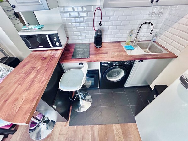 Fridge, microwave, oven, stovetop - Studio Chic near the Eiffel Tower (Paris)
