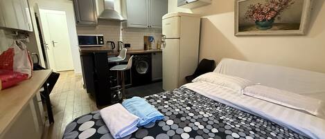 1 quarto, escrivaninha, Wi-Fi, roupa de cama