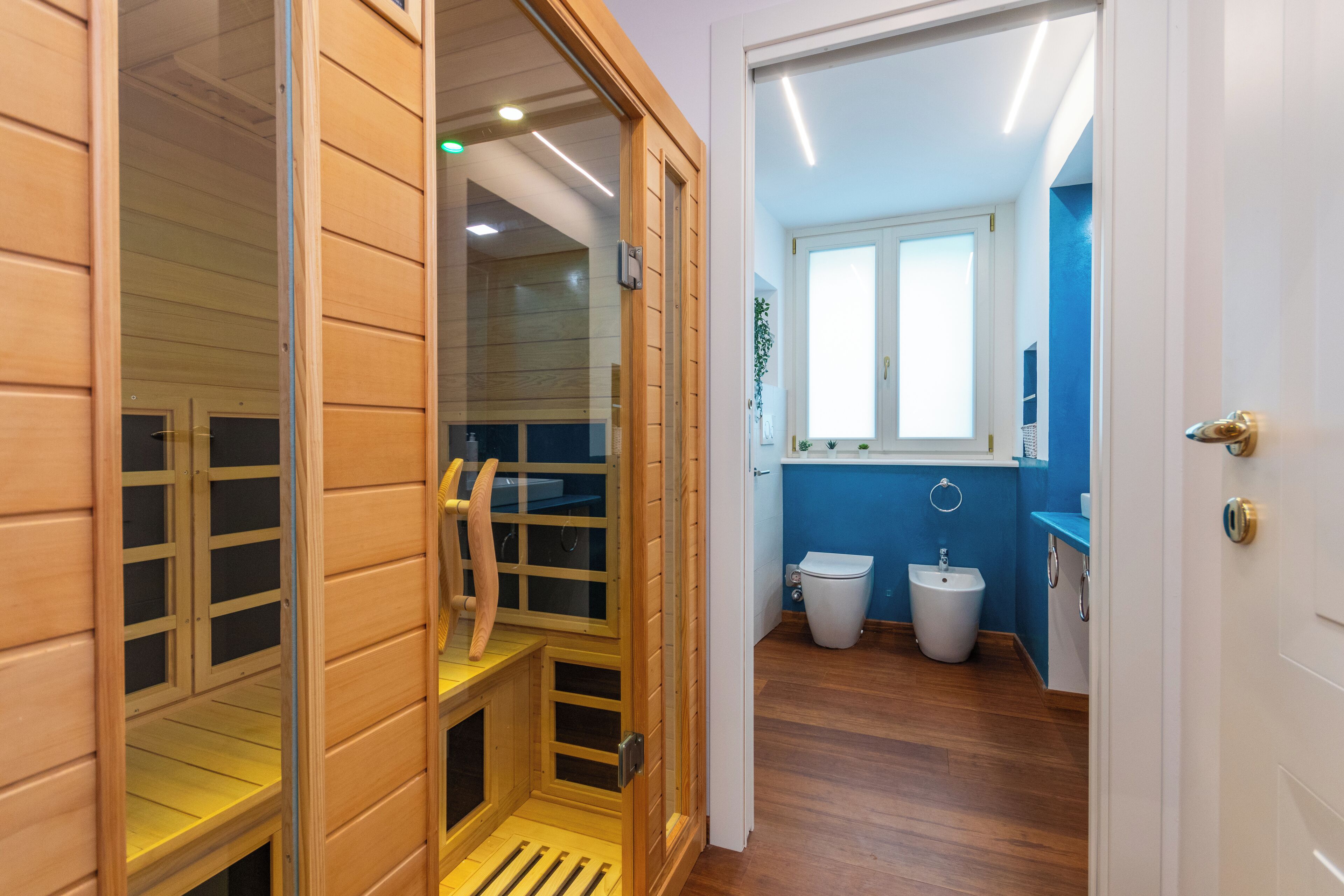 Appartement | Salle de bain | Baignoire et douche séparées, baignoire à remous