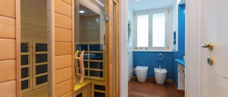 Appartement | Salle de bain | Baignoire et douche séparées, baignoire à remous