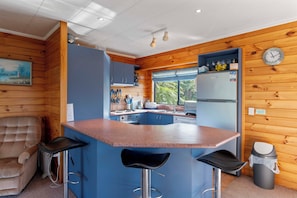 Een koelkast, een magnetron, een vaatwasser, een broodrooster