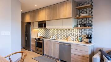 Geladeira, micro-ondas, fogão, cooktop