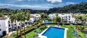 2 Bedrooms - Sleeps 4 - Garden and Pool With View