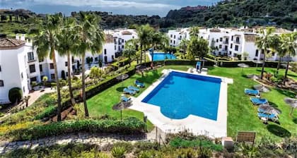 2 Bedrooms - Sleeps 4 - Garden and Pool With View