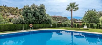 2 Bedrooms - Sleeps 4 - Garden and Pool With View