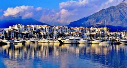 2 Bedrooms - Sleeps 4 - Garden and Pool With View