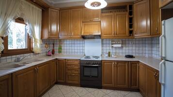 Fridge, oven, stovetop, coffee/tea maker