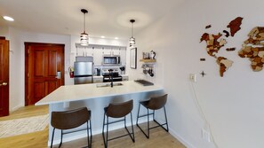 Microondas, horno, lavavajillas y cafetera o tetera