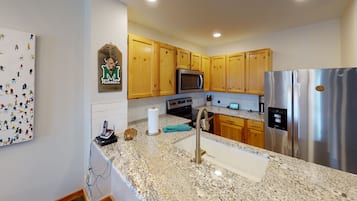 Ugn, diskmaskin, kaffe- och tebryggare och brödrost