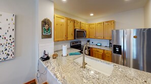 Ugn, diskmaskin, kaffe- och tebryggare och brödrost