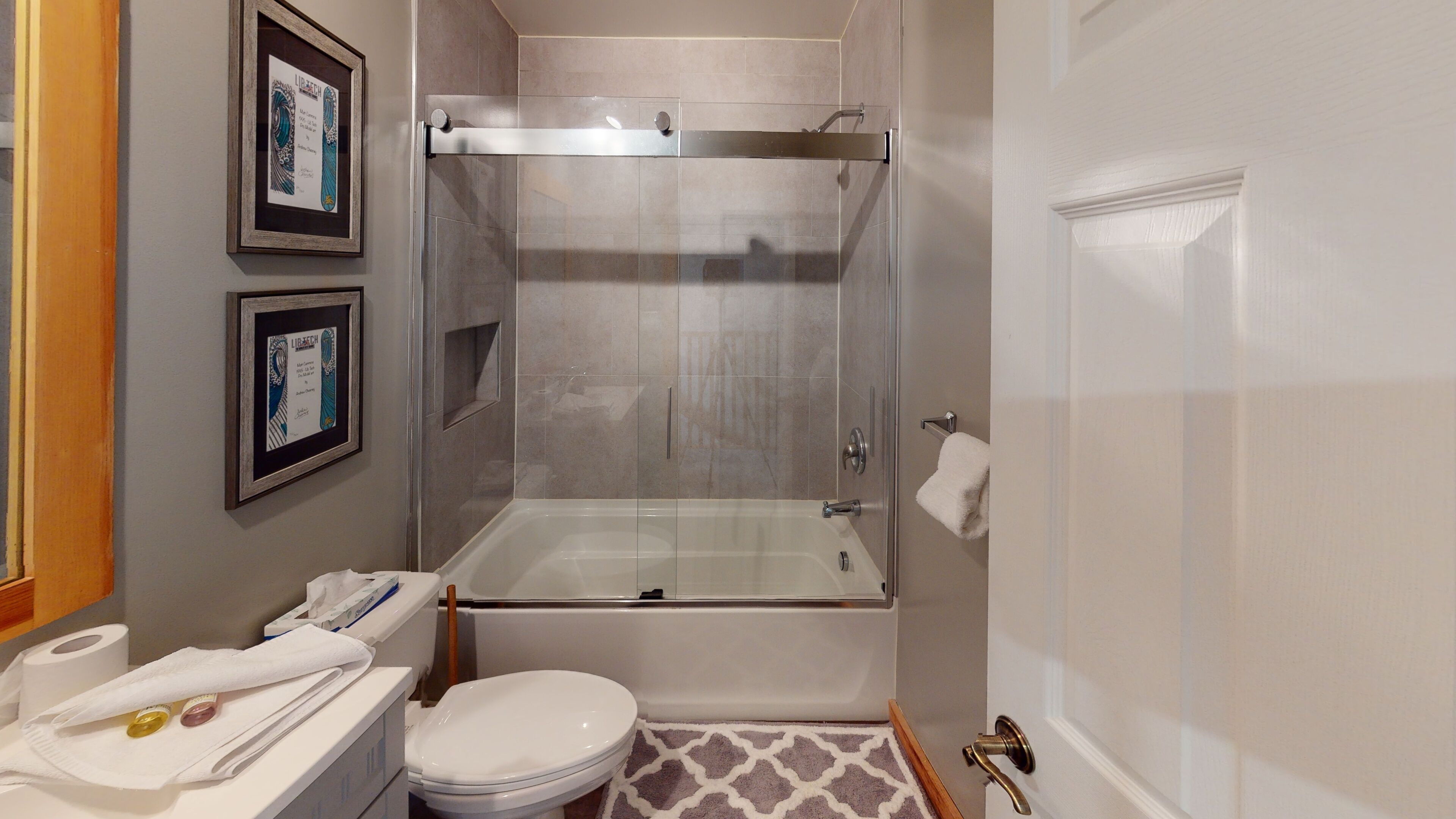 Ducha, secador de pelo, toallas