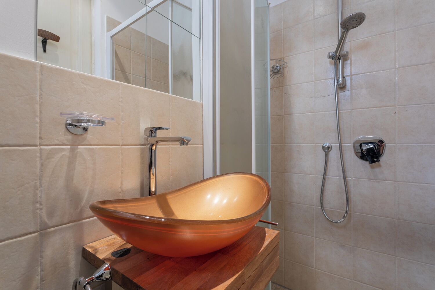 Studio Ville, balcon | Salle de bain | Douche, articles de toilette gratuits, sèche-cheveux