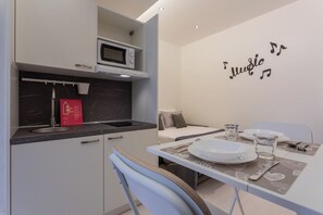 City Studio, Balcony | Private kitchenette | Fridge, microwave, stovetop, espresso maker - L'angolo di Piazza Castello (Turin)