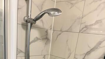 Douche, serviettes fournies, savon, shampoing