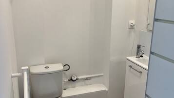 Douche, serviettes fournies, savon, shampoing