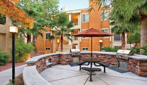 Outdoor dining - Tropicana 2 Bedroom Deluxe (Las Vegas)