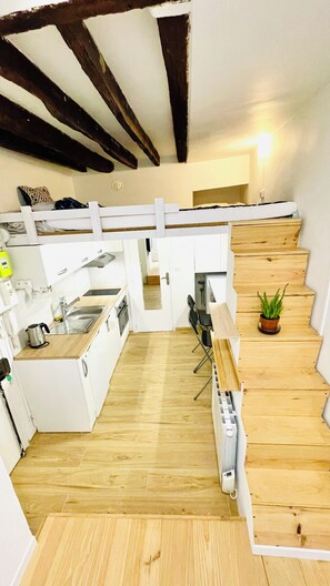 Réfrigérateur, micro-ondes, four, plaque de cuisson