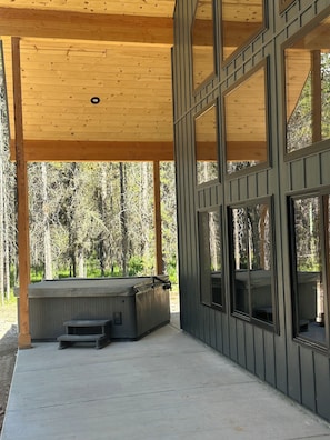Outdoor spa tub - New 4 bedroom 2 Loft cabin w/ Hot tub on beautiful Bill’s Island.  Can sleep 16 (Island Park)