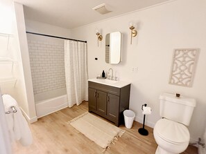 Sèche-cheveux, serviettes fournies, savon, shampoing