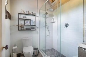 Shower, hair dryer, towels - Marshland Cottage • Walk to Wickford Village (North Kingstown)