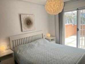 2 عدّة غرف نوم وخزنة داخل الغرفة ومكواة/لوح كي وسرير سفر