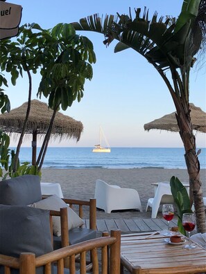 تناول الطعام بالخارج