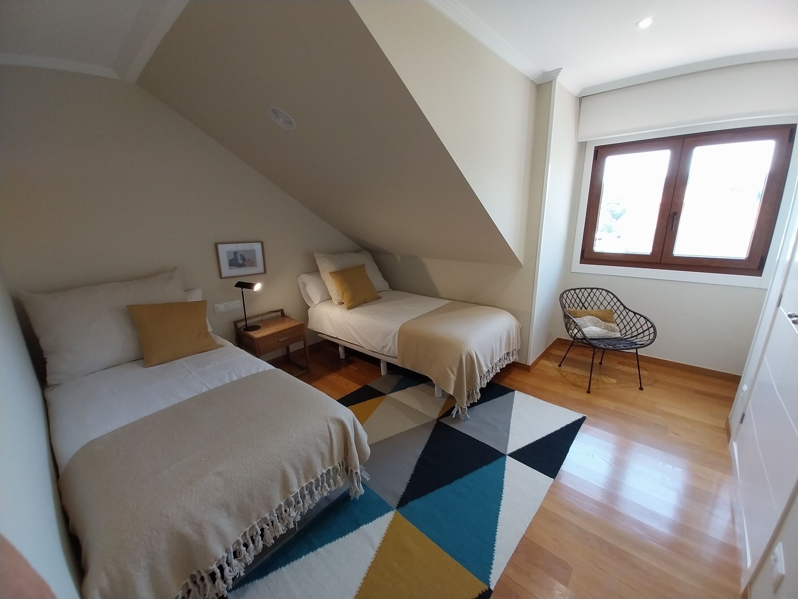 3 slaapkamers, een strijkplank/strijkijzer, gratis wifi, beddengoed