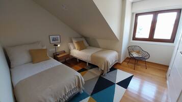 3 slaapkamers, een strijkplank/strijkijzer, gratis wifi, beddengoed