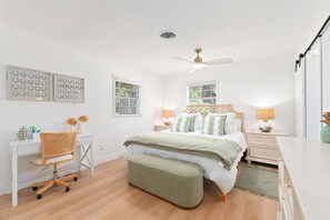 3 soverom, skrivebord, strykejern/-brett og reiseseng for barn