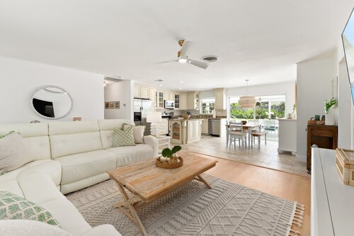 🌴 Downtown Stuart’s Blue Palm Villa🌴 -3 🛌 /2🛀  Pool Home w/ putting green⛳️ 