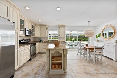 🌴 Downtown Stuart’s Blue Palm Villa🌴 -3 🛌 /2🛀  Pool Home w/ putting green⛳️ 
