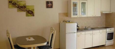 Kühlschrank, Mikrowelle, Ofen