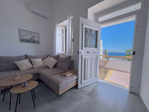 Cycladic Home with a view - 2 min walk from the beach!