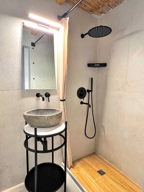 Asciugacapelli, asciugamani, sapone, shampoo