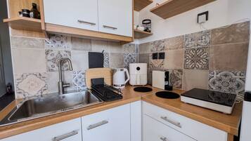 Een koelkast, een magnetron, een kookplaat